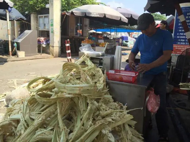 ep-nuoc-mia-1 Nước mía không đảm bảo vệ sinh có thể gây nguy cơ loạn khuẩn, đau bụng...