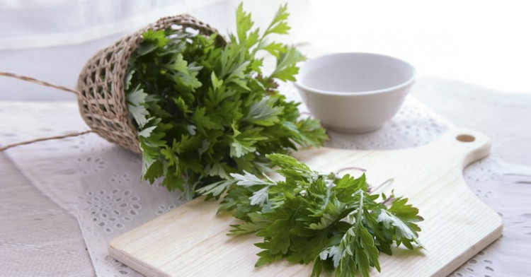 Ngải cứu cũng được sử dụng trong lĩnh vực làm đẹp.