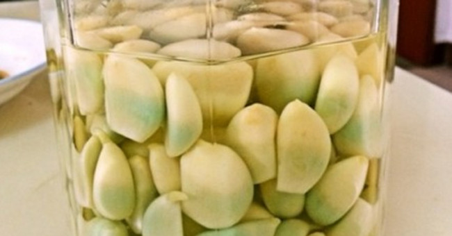 Tại Sao Tỏi Ngâm Dấm Lại Chuyển Sang Màu Xanh? Bạn Có Nên Ăn Không?