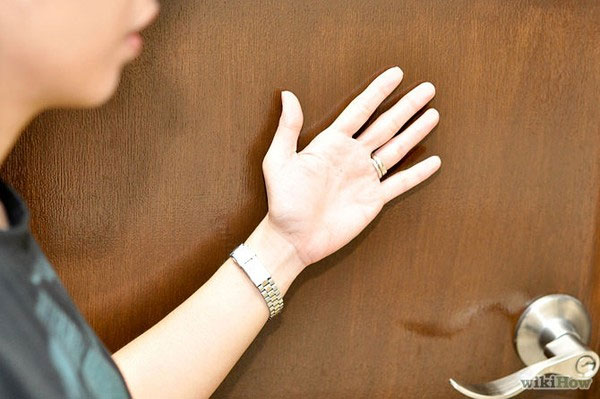 Cảm nhận sức nóng của cánh cửa bằng mu bàn tay. Trọn bộ bí kíp thoát thân khi gặp hỏa hoạn