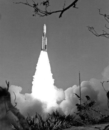 dua-tau-voyager-1-vao-vu-tru Phương tiện phóng Titan/Centaur-6 đưa tàu Voyager 1 bay lên từ Trung tâm Vũ trụ Kennedy