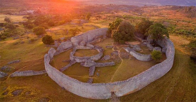 Khám Phá Bí Ẩn Vương Quốc Đá Đại Zimbabwe: Một Di Sản Huyền Bí Của Châu Phi