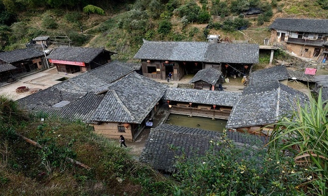 Không khí trong lành với những cánh rừng bao quanh làng. Không khí trong lành với những cánh rừng bao quanh làng.