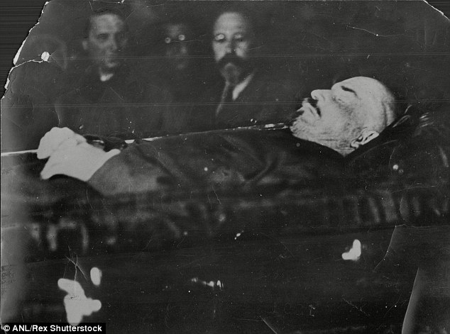 Tại sao thi hài Lenin trông ngày càng tươi tắn hơn?