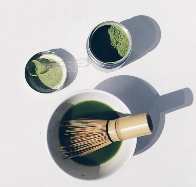 Matcha là bột lá trà nghiền mịn.