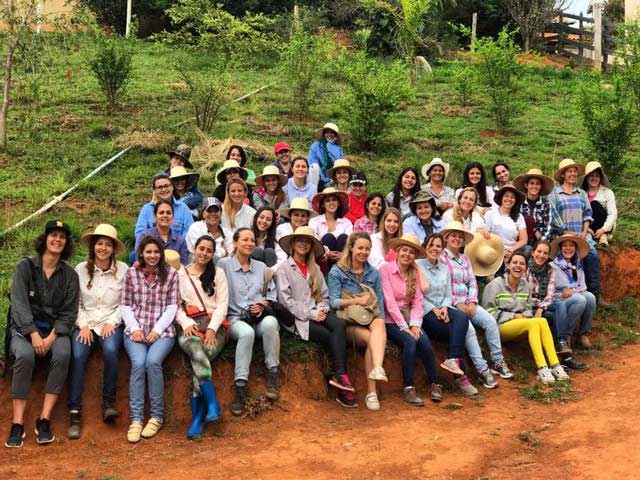Công việc và tình bạn giúp họ cảm thấy vui vẻ hơn.