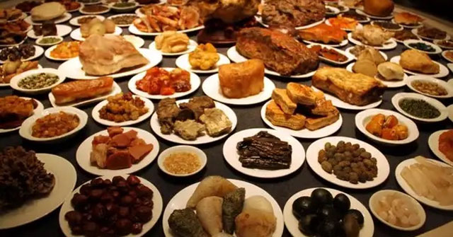 Khám Phá Thói Quen Thú Vị Của Hoàng Đế: Đồ Ăn Thừa Và Nghệ Thuật Tiêu Thụ