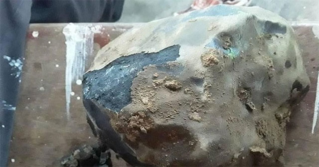 Khi một viên thiên thạch biến đổi cuộc sống: hành trình ‘Kolang’ từ mái tôn đến bàn đấu giá