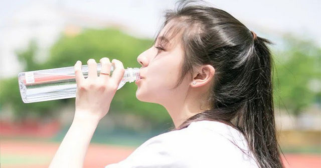 Uống quá nhiều nước có hại không? Hậu quả chính và ai cần lưu ý